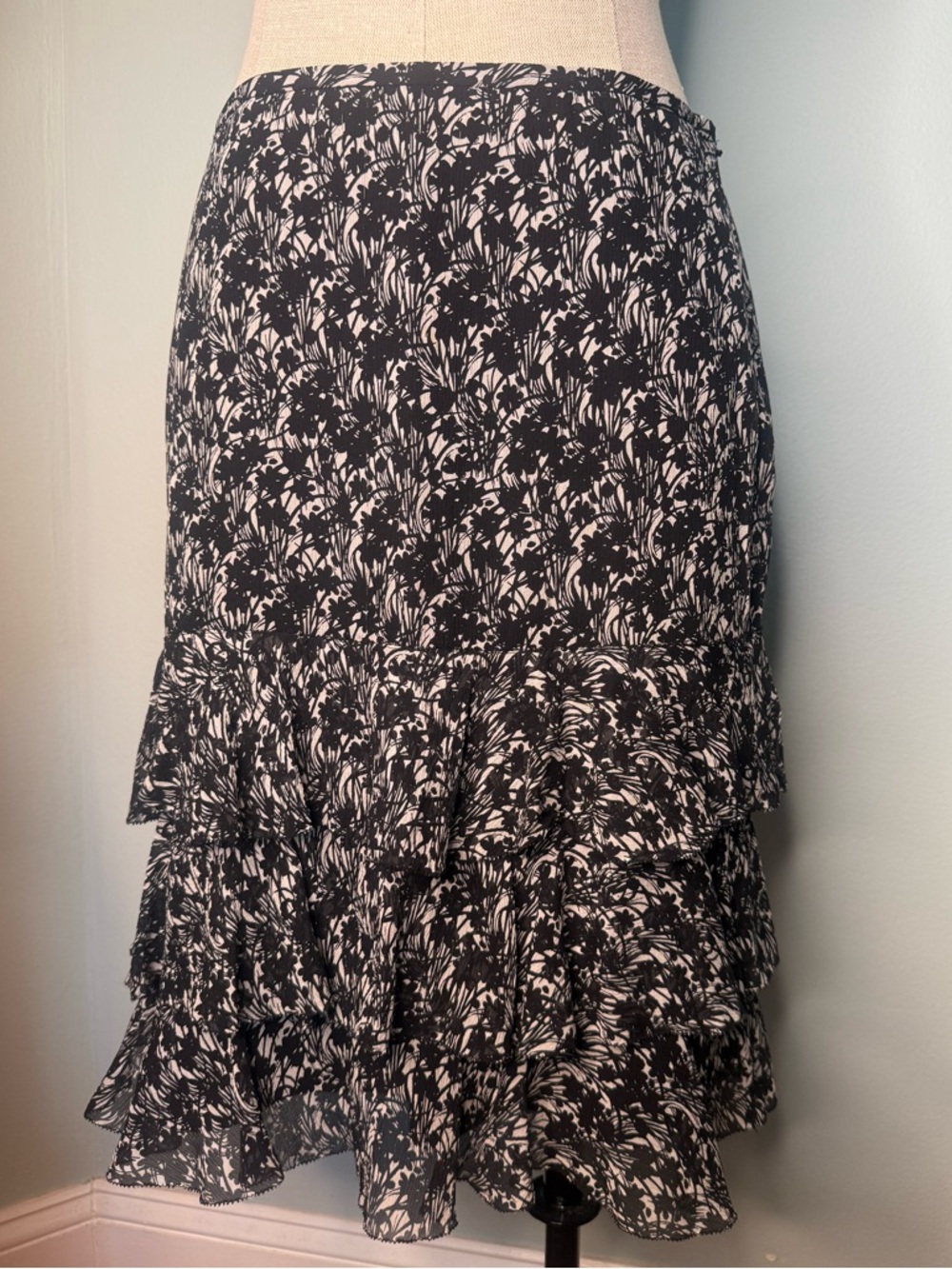 Ann Taylor Black Ivory Floral Print Tiered Ruffle Midi Skirt Size 6 Chiffon